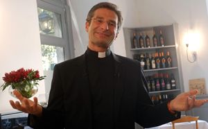  Monsignor Krzysztof Charamsa, 43 anni, polacco, dopo il suo annuncio di essere gay e avere un compagno è stato rimosso da tutti gli incarichi. Era ufficiale della Congregazione per la Dottrina della Fede dal 2003, segretario aggiunto della Commissione Teologica Internazionale vaticana e insegnante di teologia alla Pontificia Università Gregoriana e al Pontificio Ateneo Regina Apostolorum a Roma