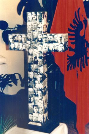 La Croce dei martiri albanesi nella chiesa delle Stimmatine a Scutari. Foto di Stefano Pasta. 