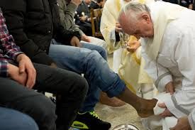 Giovedì Santo 2013, papa Francesco lava i piedi ad alcuni detenuti del carcere minorile di Casal del Marmo