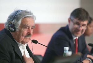L'ex presidente dellì'Uruguay José Mujica e, a fianco, il viceministro per le Politiche agricole Andrea Olivero all'Expo (Ansa).