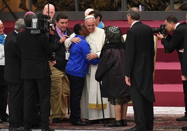 Papa: chiedo perdono a poveri se cristiani si girano dall'altra parte