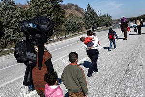 Un gruppo di profughi nei pressi del confine greco-macedone.