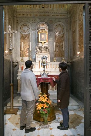 Fedeli in preghiera davanti al reliquiario (foto Cosmo Laera)