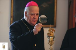 Monsignor Raffaele Calabra osserva la Sacra Spina durante la ricognizione del 13 febbraio scorso. Per gentile concessione della diocesi. 