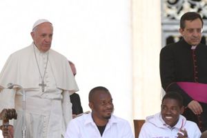 Un momento dell'udienza generale del Papa con un gruppo di rifugiati
