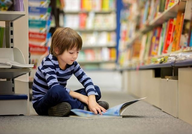 Risultati immagini per bambino che legge