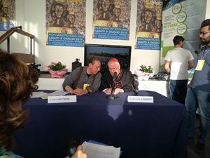 Da sinistra, don Luigi Traini e il cardinale Gualtiero Bassetti nella conferenza stampa che ha precedeuto l'inizio della marcia Macerata-Loreto.